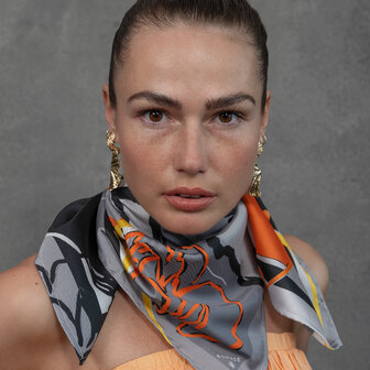 Šátek Cesta (Bachtalo Drom) v černo bílé barvě